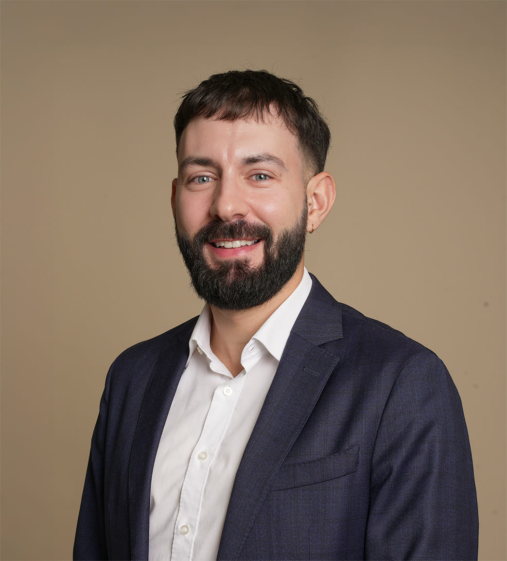 Valentin Berclaz en 2025 en chemise blanche avec un veston bleu foncé